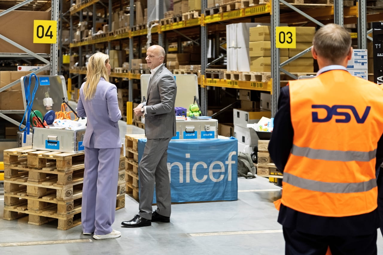 UNICEF og DSV der står på lager